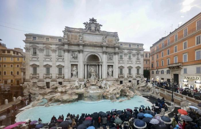 Der Trevi-Brunnen wird wiedereröffnet und lockt Touristen an