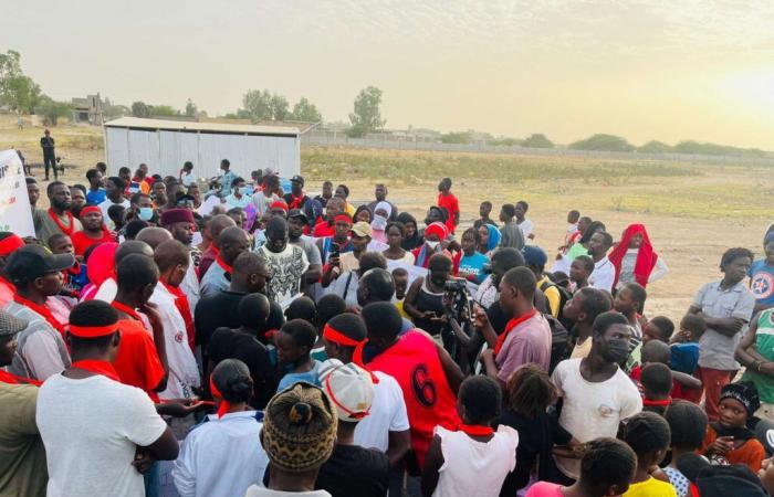 Gegen die Installation einer Station ruft das Kollektiv auf der Straße Ousmane Sonko auf