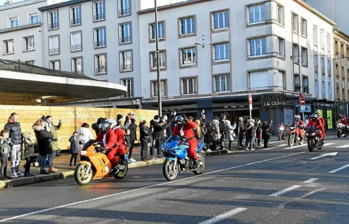 In Brest beleben Biker wenige Tage vor Weihnachten die Innenstadt