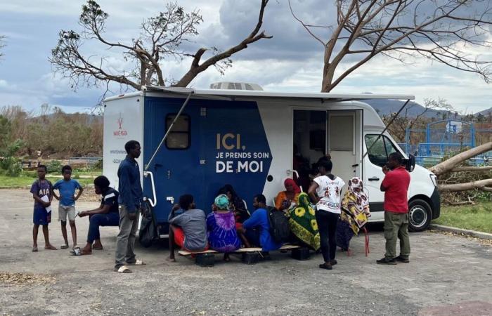 In Mayotte ist ein Krankenwagen unterwegs, um die Verletzten des Zyklons Chido zu behandeln