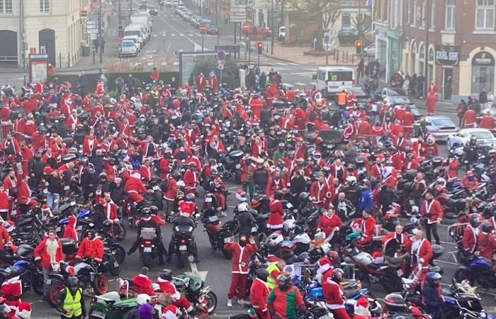 IN BILDERN. 1.500 Biker ziehen als Weihnachtsmänner umher und sammeln Spielzeug für kranke Kinder in den Städten des Bergbaugebiets