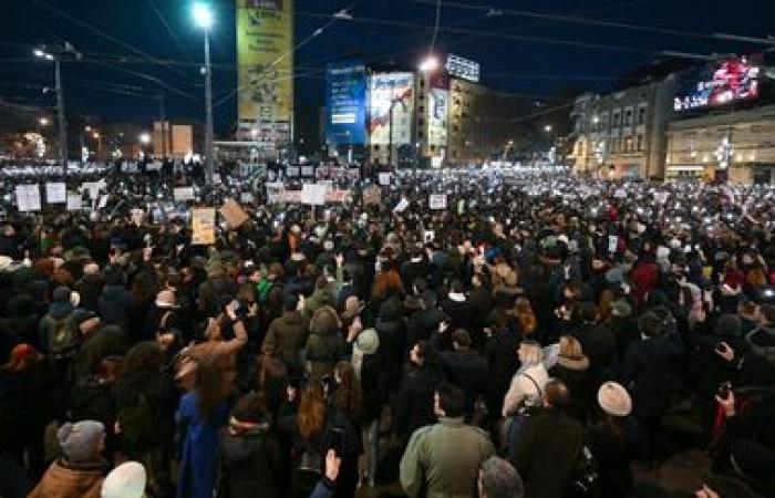 Nach einer Tragödie in einem Bahnhof demonstrieren Zehntausende Menschen, um von den Verantwortlichen Rechenschaftspflicht zu fordern