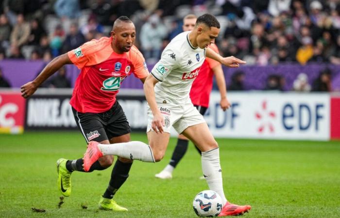 Französischer Pokal. Kampfstark verloren die Spieler von Union Saint-Jean in einem brennenden Stadion gegen Monaco