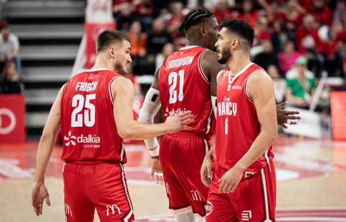 Hinter einem riesigen Shevon Thompson besiegt Nancy schließlich ihren Lieblingsärger Bourg