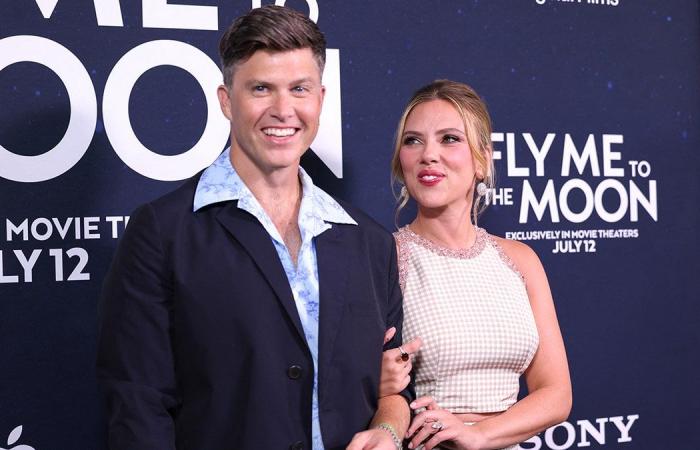 Scarlett Johansson zuckt zusammen, als Colin Jost bei „SNL“ gezwungen ist, Witze über die Ehe zu machen.