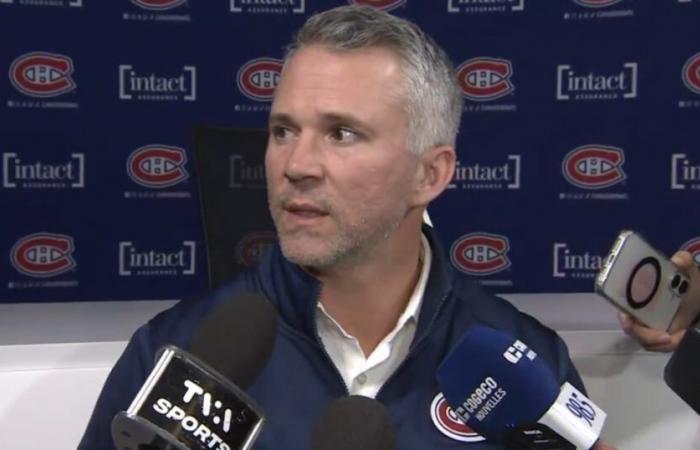 Sichtlich irritiert lässt Martin St-Louis mitten in einer Pressekonferenz einen Tab***** fallen