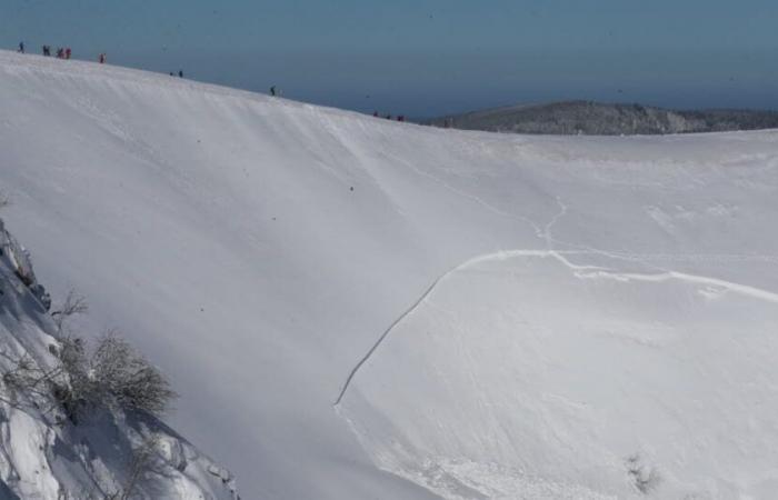 Berg. Gefahr von Schneerutschen und Lawinen im Vogesenmassiv