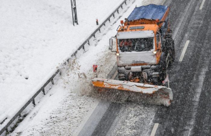 Schnee behindert den Straßenverkehr in den Alpen