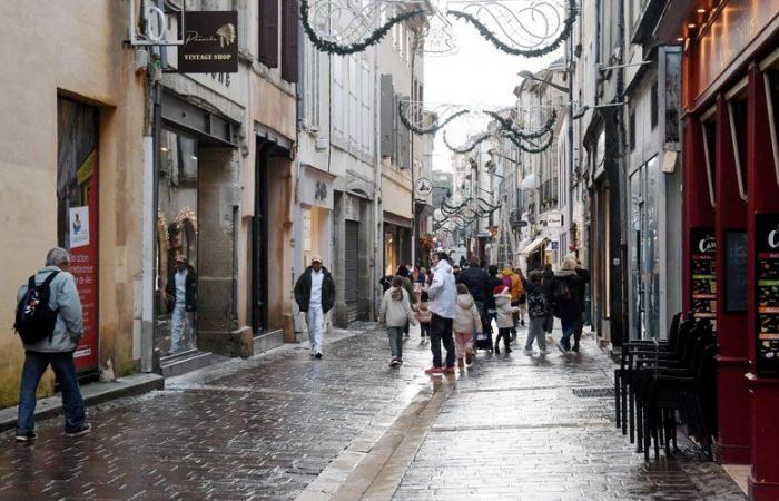 „Ich schließe jetzt den Laden, der Regenguss, der gerade gefallen ist, hat die Straße gereinigt!“ : Düstere Aussichten für Händler im Zentrum von Carcassonne, am Vorabend von Heiligabend