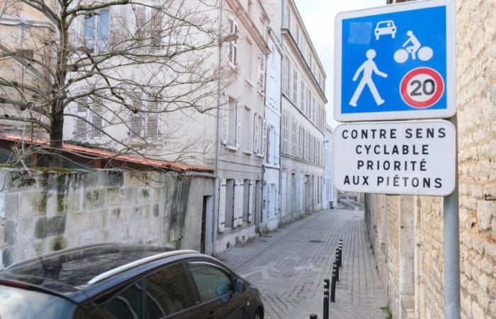 Kleine Anpassungen vor einer großen Reflexion in der Rue du Petit-Banc