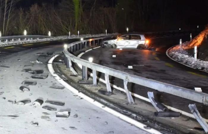 Junge Leute filmen einen Unfall während eines städtischen Rodeos