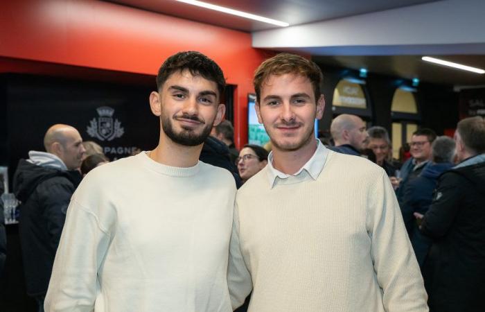 Die LOU Rugby VIP-Tribünen – Toulouse. Tolle Abendstimmung in Gerland –