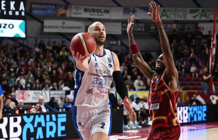 Brescia besiegt Venedig mit 90:89, Napoli schlägt Scafati mit 96:94 in der Verlängerung und durchbricht die Sackgasse, Sassari, Tortona und Reggio sind in Ordnung