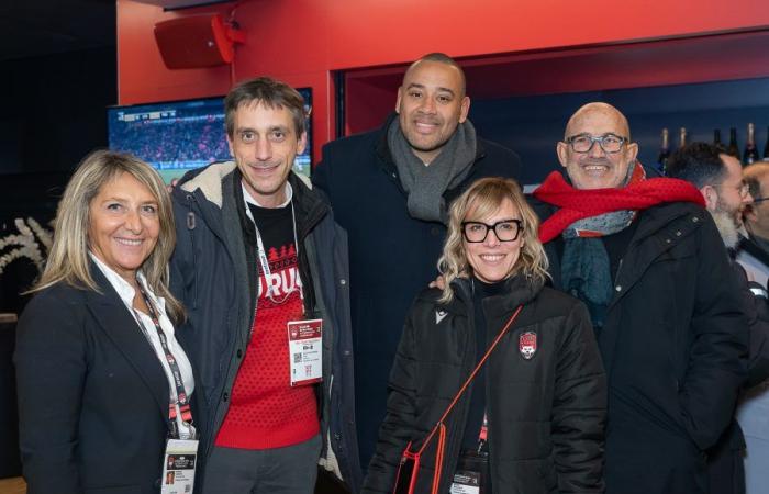 Die LOU Rugby VIP-Tribünen – Toulouse. Tolle Abendstimmung in Gerland –