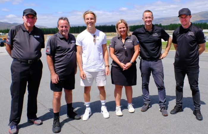 Liam Lawson, F1-Star, beim historischen Taupo GP mit SIXT!