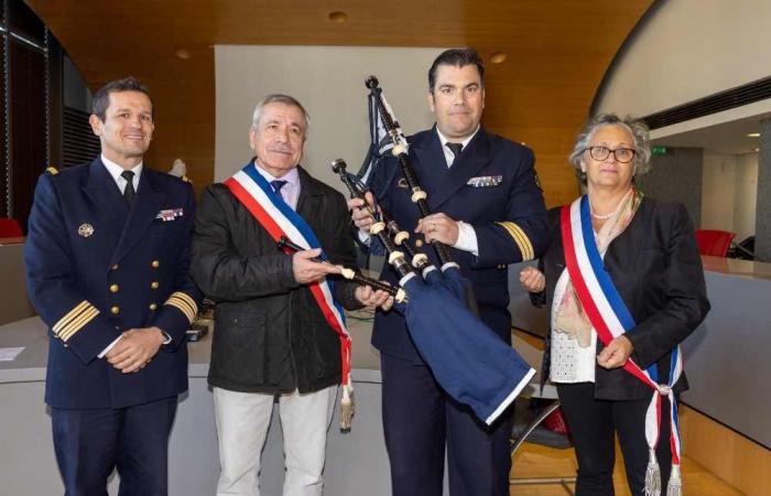 Die Stadt bietet dem Bagad von Saint-Mandrier – La Seyne-sur-Mer einen Dudelsack an