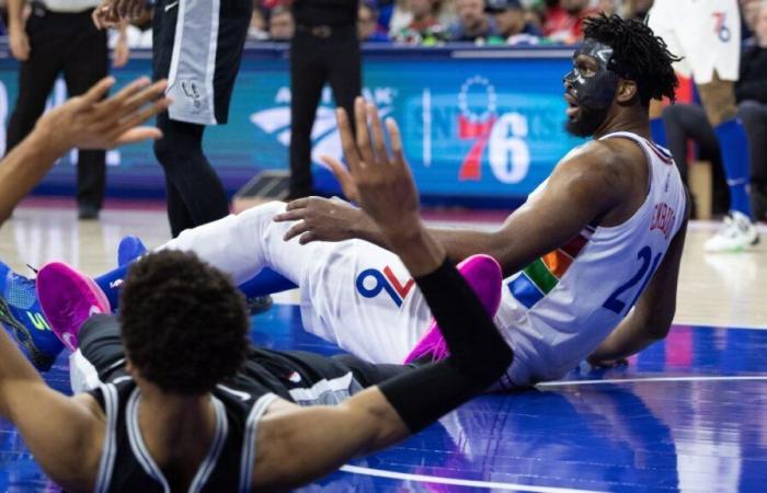 Joel Embiid von den 76ers schied in der chaotischen ersten Halbzeit gegen die Spurs aus