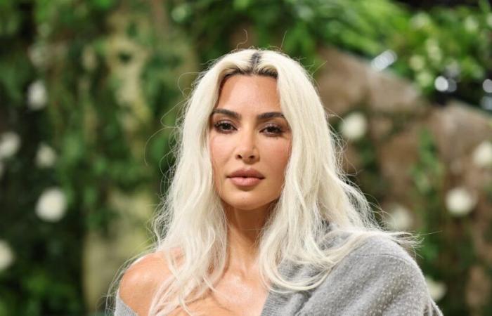 Kim Kardashian rockte in ihrem „Santa Baby“-Video einen Walschwanz-Tanga