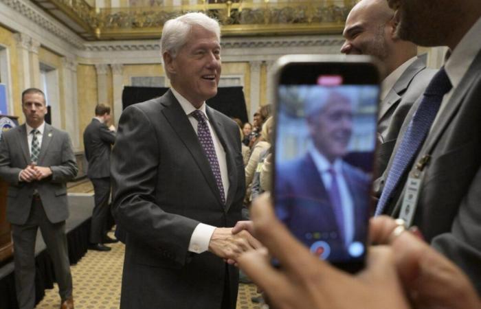 Bill Clinton nach Fieber ins Krankenhaus eingeliefert: Updates zur medizinischen Behandlung