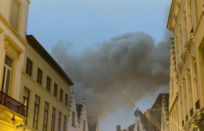 Schwerer Brand im Herzen von Brügge, kurz vor der De-Warmste-Woche: große Rauchwolke weithin sichtbar (Brügge)