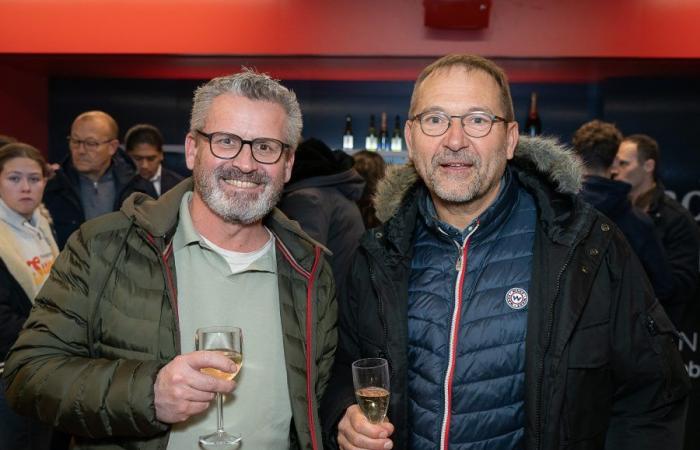 Die LOU Rugby VIP-Tribünen – Toulouse. Tolle Abendstimmung in Gerland –