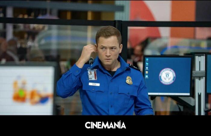 Spannung am Flughafen mit Koffer und Taron Egerton im Netflix-Weihnachtsfilm