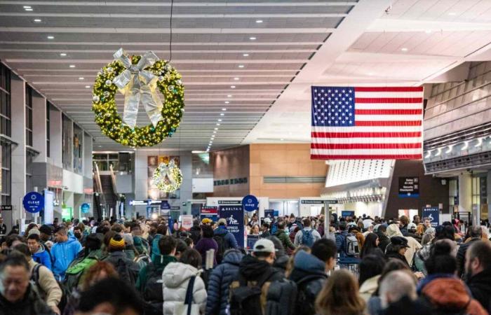 Große Amtrak-Verspätungen im Nordosten, Fluggesellschaften erholen sich von Flugannullierungen am Wochenende, während der Urlaubsverkehr zunimmt