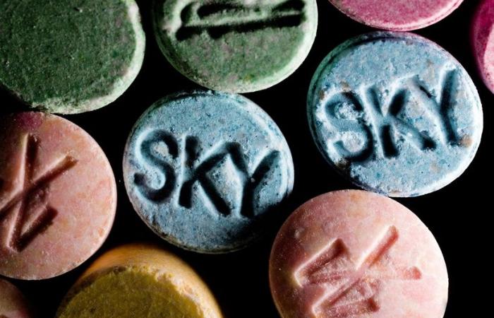 Drei Personen wurden wegen Ecstasy-Handels festgenommen und überwiesen