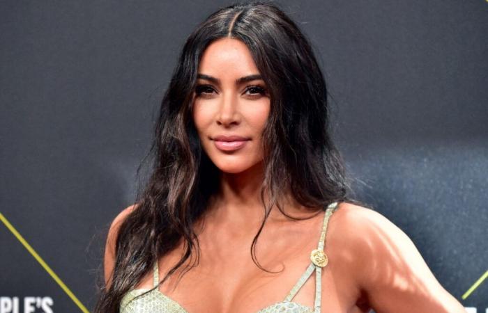 Kim Kardashian krabbelt im Weihnachtsmann-Baby-Musikvideo über das Internet