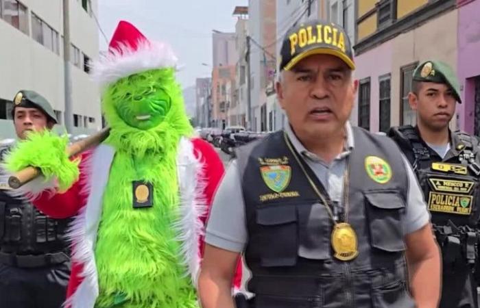 Als Grinch verkleideter Agent zerschlägt eine Drogenhändlerbande in Lima: das Video