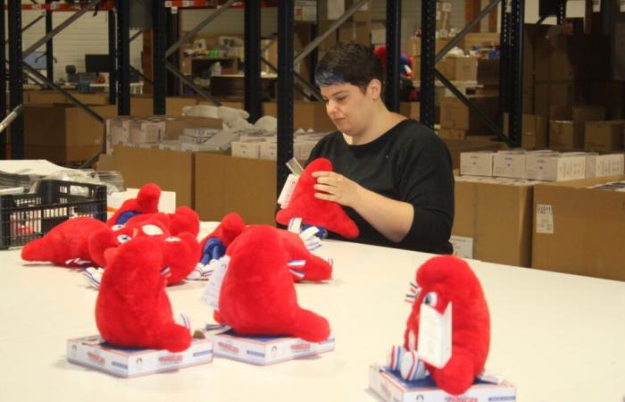 Herstellung des olympischen Maskottchens, der goldene Auftrag für diese Fabrik