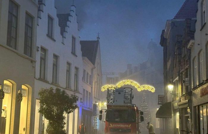 Schwerer Brand im Herzen von Brügge, kurz vor der De-Warmste-Woche: große Rauchwolke weithin sichtbar (Brügge)