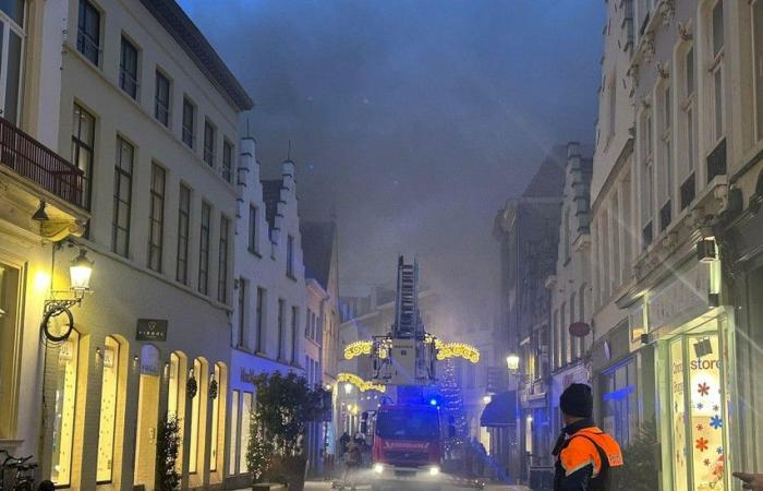 Schwerer Brand im Herzen von Brügge, kurz vor der De-Warmste-Woche: große Rauchwolke weithin sichtbar (Brügge)