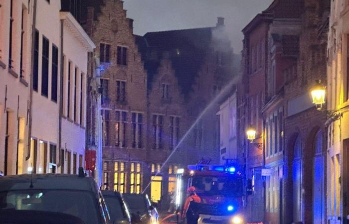 Schwerer Brand im Herzen von Brügge, kurz vor der De-Warmste-Woche: große Rauchwolke weithin sichtbar (Brügge)