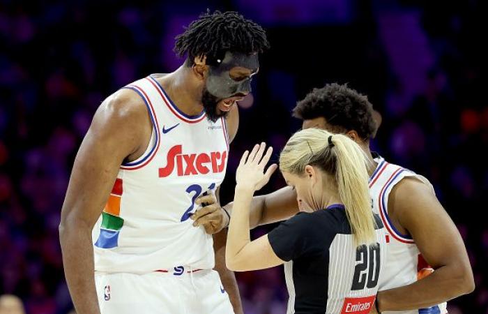 Joel Embiid bekommt einen Wutanfall bei der Schiedsrichterin und wird wegen hitzigen Wutausbruchs vom Platz geworfen