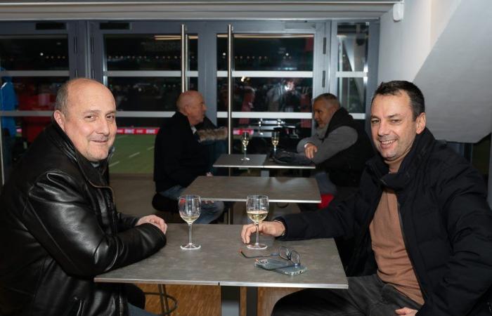 Die LOU Rugby VIP-Tribünen – Toulouse. Tolle Abendstimmung in Gerland –