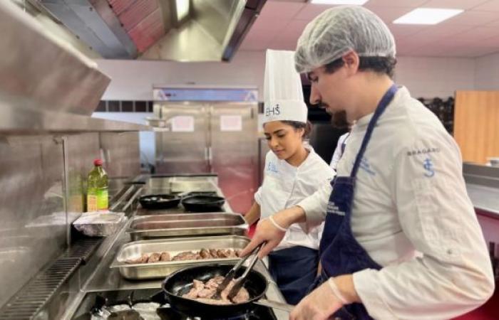 Studierende der Hotel- und Gastronomiebranche enthüllen die Kreation eines Weihnachtsmenüs