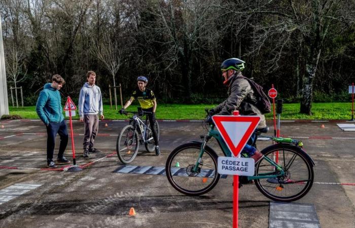 Ein Kurs zum Wiedererlernen der Fahrradregeln für Senioren in der Nähe von Bordeaux