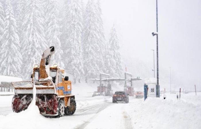 Schneefall stört Strassen- und Schienenverkehr in der Schweiz – rts.ch