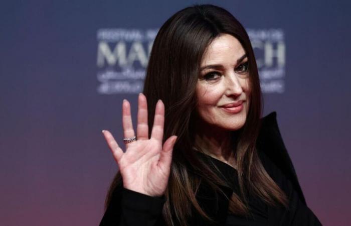 Monica Bellucci (60 Jahre) eine echte Bombe in einem fast komplett durchsichtigen Kleid, sie offenbart ihre Traumfigur