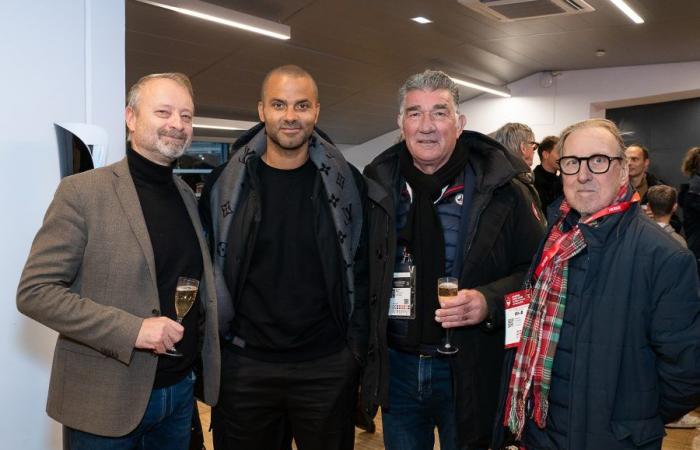 Die LOU Rugby VIP-Tribünen – Toulouse. Tolle Abendstimmung in Gerland –