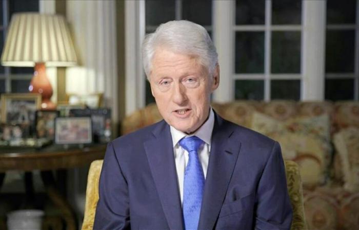 Bill Clinton wurde „zu Tests nach Fieberentwicklung“ ins Krankenhaus eingeliefert