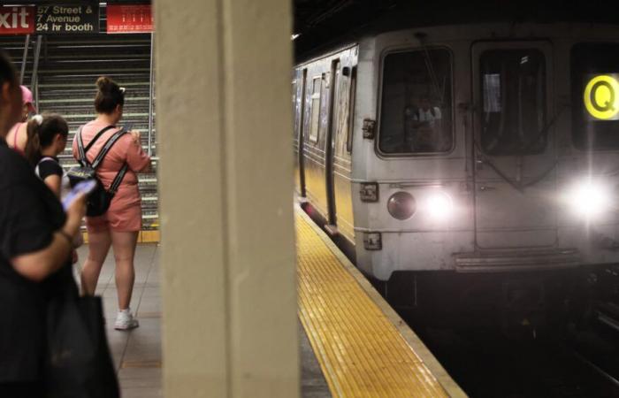 Mann wurde verhaftet und verdächtigt, Frau in der U-Bahn bei lebendigem Leibe verbrannt zu haben