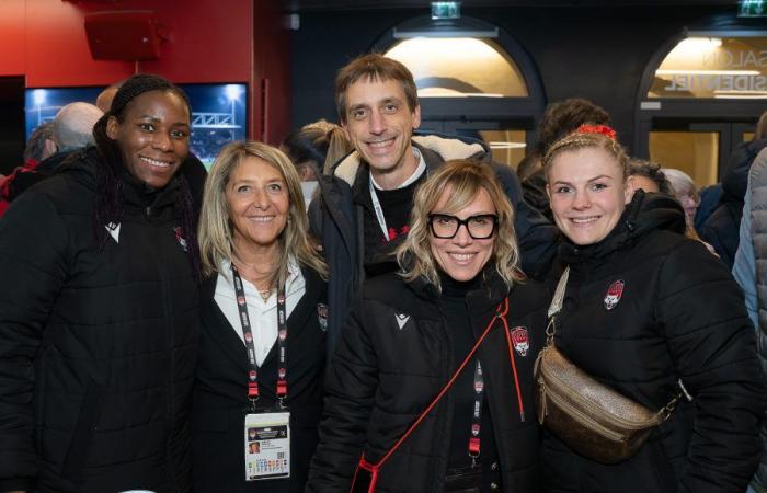 Die LOU Rugby VIP-Tribünen – Toulouse. Tolle Abendstimmung in Gerland –