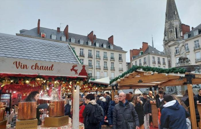 Halten Sie auf dem Weihnachtsmarkt an, bevor Sie die Geschenke unter dem Baum auspacken