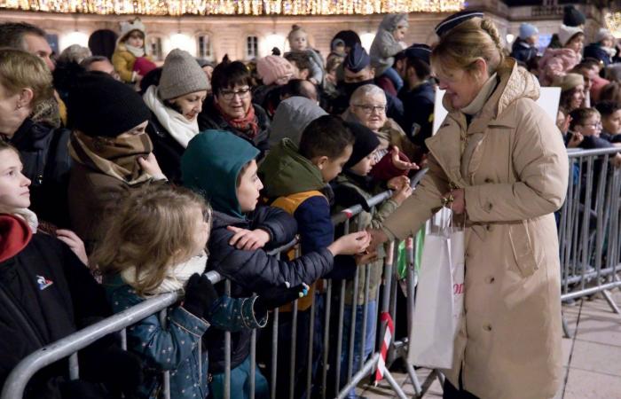 DIJON: Der Weihnachtsmann kommt vor 4.000 Menschen vom Turm Philippe le Bon herunter