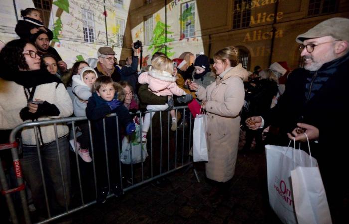 DIJON: Der Weihnachtsmann kommt vor 4.000 Menschen vom Turm Philippe le Bon herunter