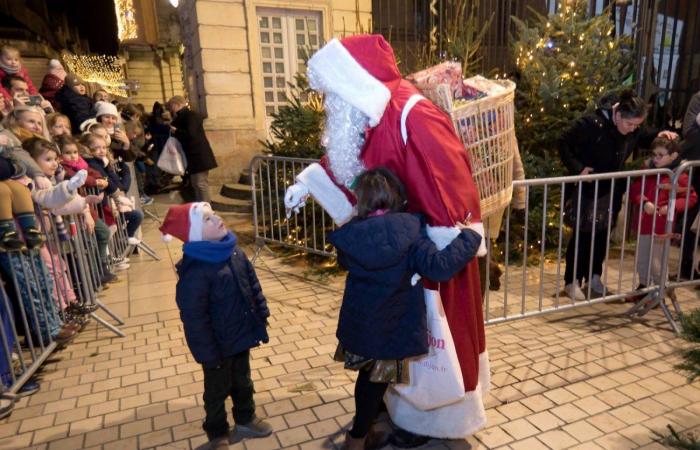 DIJON: Der Weihnachtsmann kommt vor 4.000 Menschen vom Turm Philippe le Bon herunter