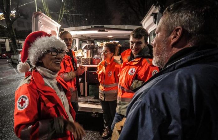 Plünderer des Roten Kreuzes feiern Silvester auf den Straßen der Ärmsten