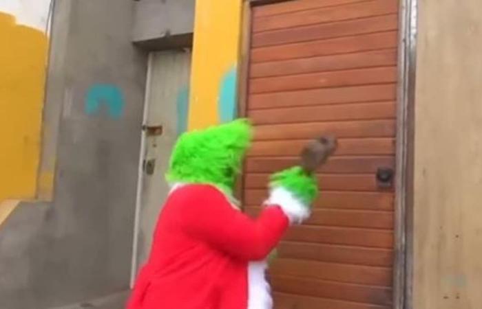 Als „Grinch“ verkleideter peruanischer Polizist nimmt mutmaßliche Drogenhändler fest